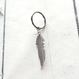 Créoles uniques en titane ASTM F-136 de 10 mm avec plume en argent sterling de 30 mm