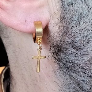Brincos de argola cruz huggie dourados, argolas cruzadas para homens, argolas douradas com pingente de cruz dourada, argola clicker de aço inoxidável