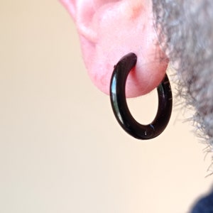 Extra brede zwarte stalen Huggie-oorbellen voor heren - 3 mm
