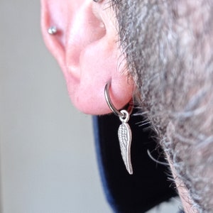 Minimalistische oorbel 10 mm titanium ASTM F-136 hoepeloorbel met sterling zilveren veer
