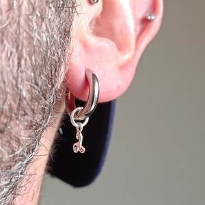 Oorbel van chirurgisch staal met triskele-symbool