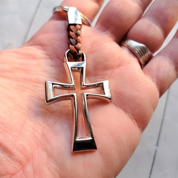 Schlüsselanhänger mit Kreuz und naturbraunem geflochtenem Leder · Kreuz Schlüsselanhänger aus poliertem Stahl