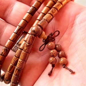 Tibetan meditation necklace, protector with cylinder-shaped beads, with natural grained wood.