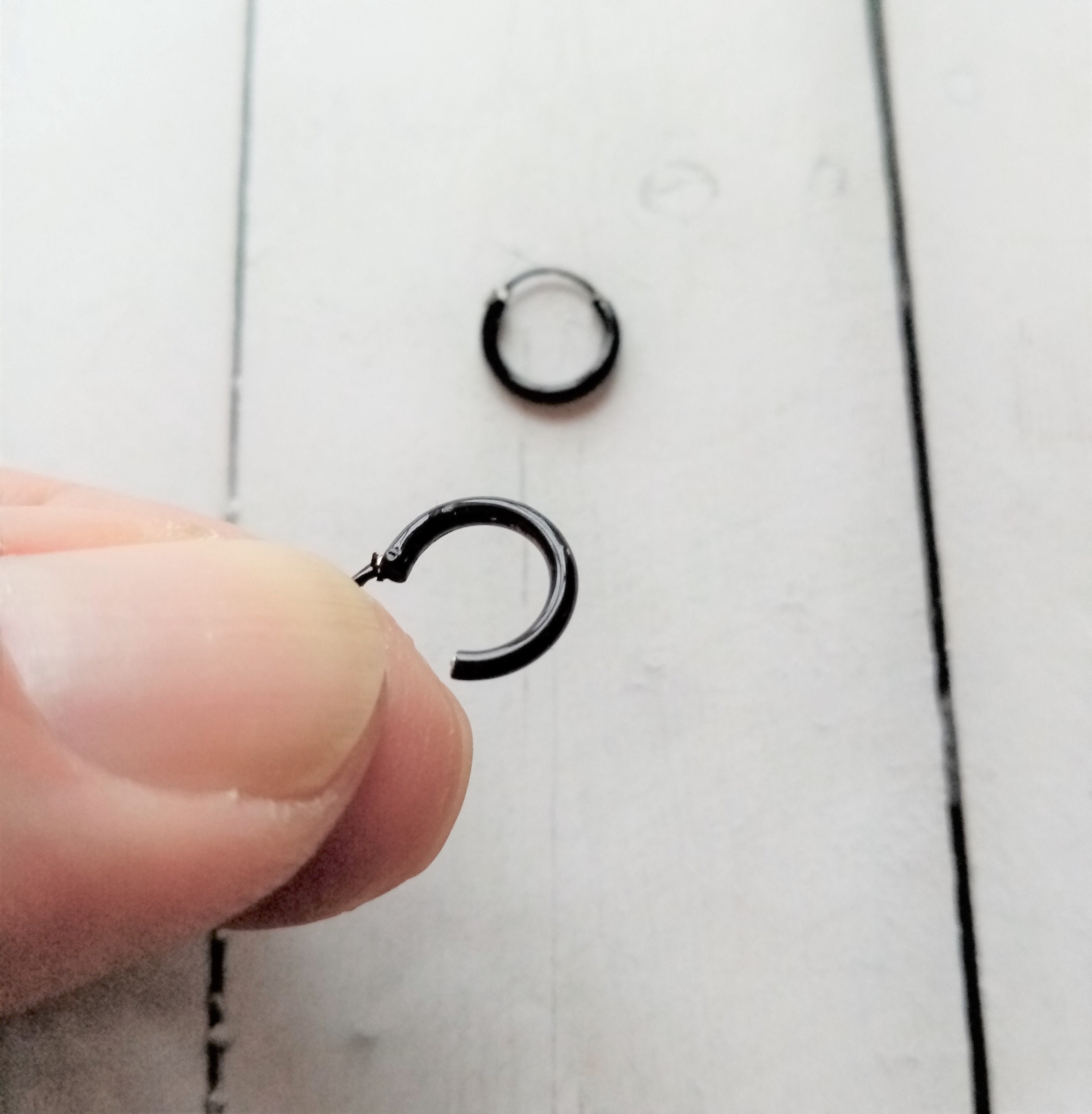 Orecchini a cerchio in argento sterling nero, diametro 10 mm, calibro 2 mm, stile minimalista - Italia