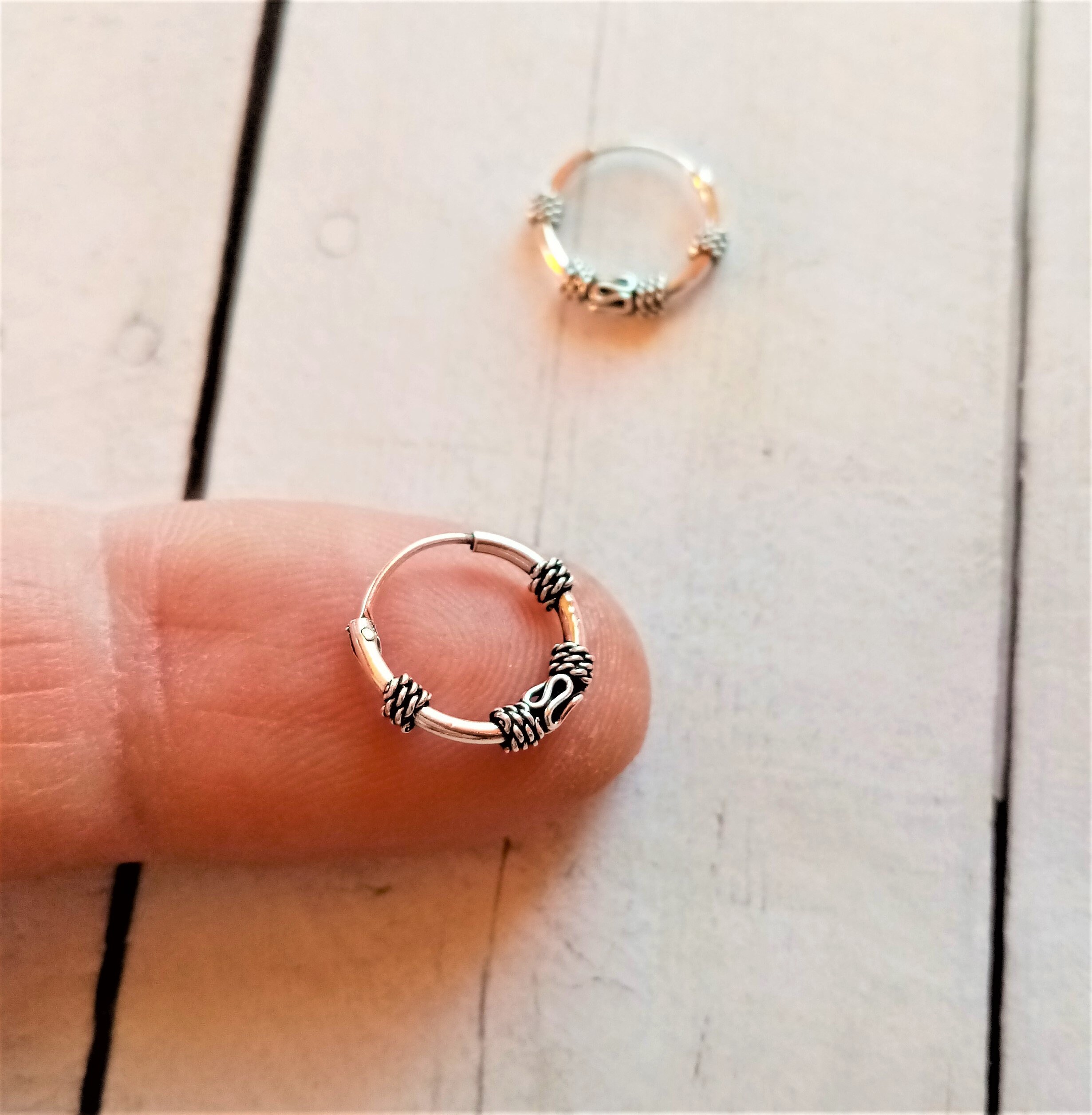 925 Argento Sterling 2mm Semplice Lucido Lucidato Orecchini Rotondi a