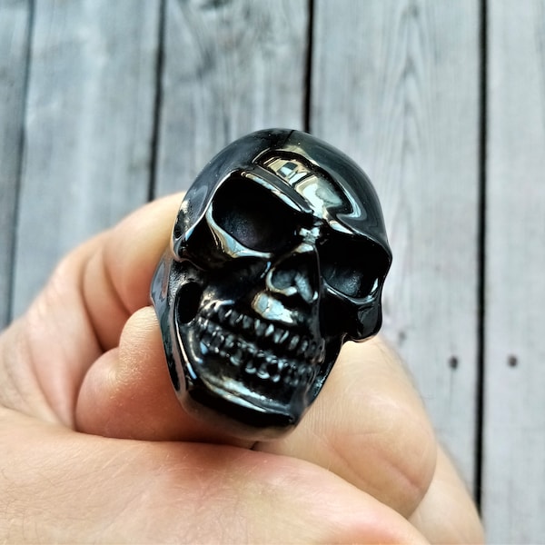 Bague tête de mort pour homme en acier inoxydable émaillé noir avec brillance · Bague tête de mort en acier · Bagues tête de mort · GRAND CRÂNE NOIR