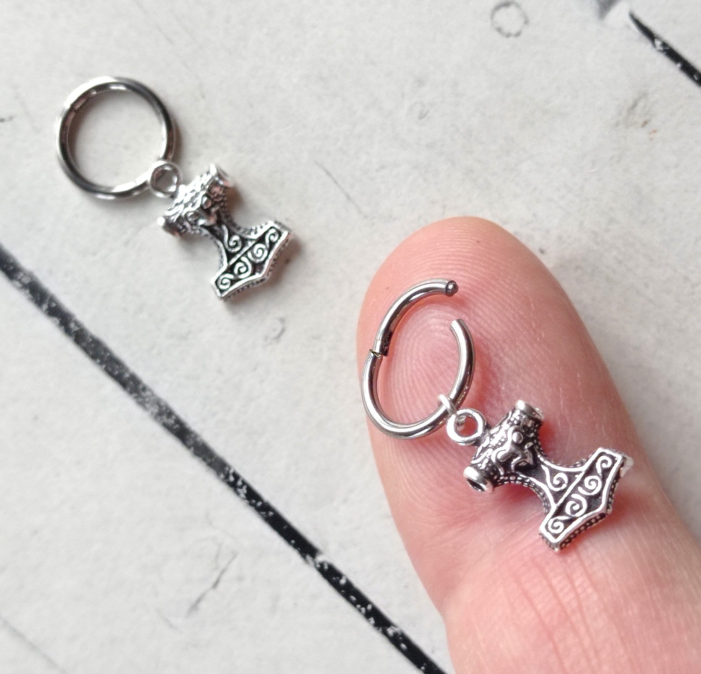 Orecchino a cerchio in argento sterling con martello di Thor in