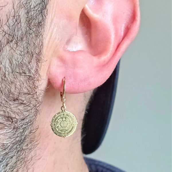 Boucle d'oreille médaillon aztèque avec symbole du soleil · Argent sterling 929 avec placage à l'or 18 carats · Soleil aztèque en or