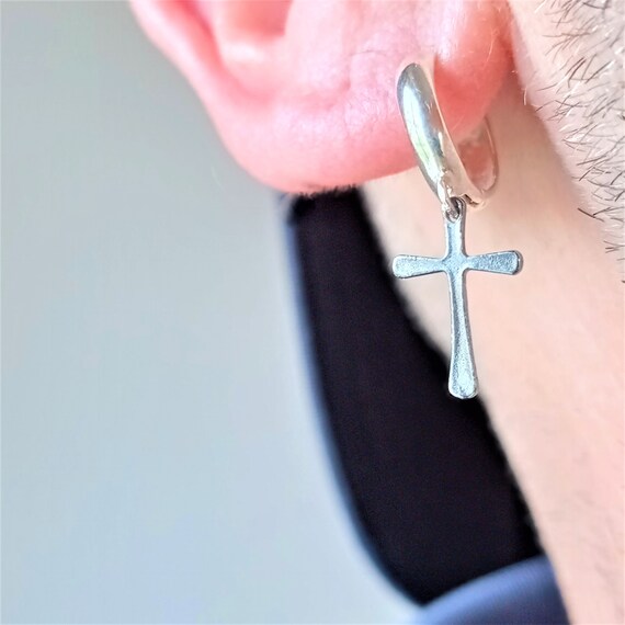 Aeon Real Sterling Silver Piccoli orecchini a forma di croce con zirconi cubici. Orecchini a forma di croce in argento 925 ipoallergenico da donna, 6 mm * 5 mm - Italia