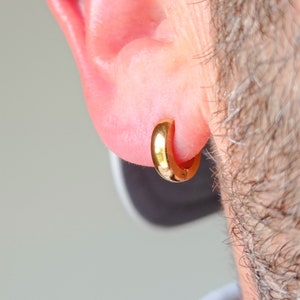 Mini créole en or en acier inoxydable · Créole en or de 8 mm pour homme · Petite boucle d'oreille ronde en or