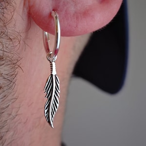 Orecchino a cerchio in argento sterling con piuma fatta a mano · Cerchio da 12 mm con ciondolo da 24 mm · Design versatile per uomo