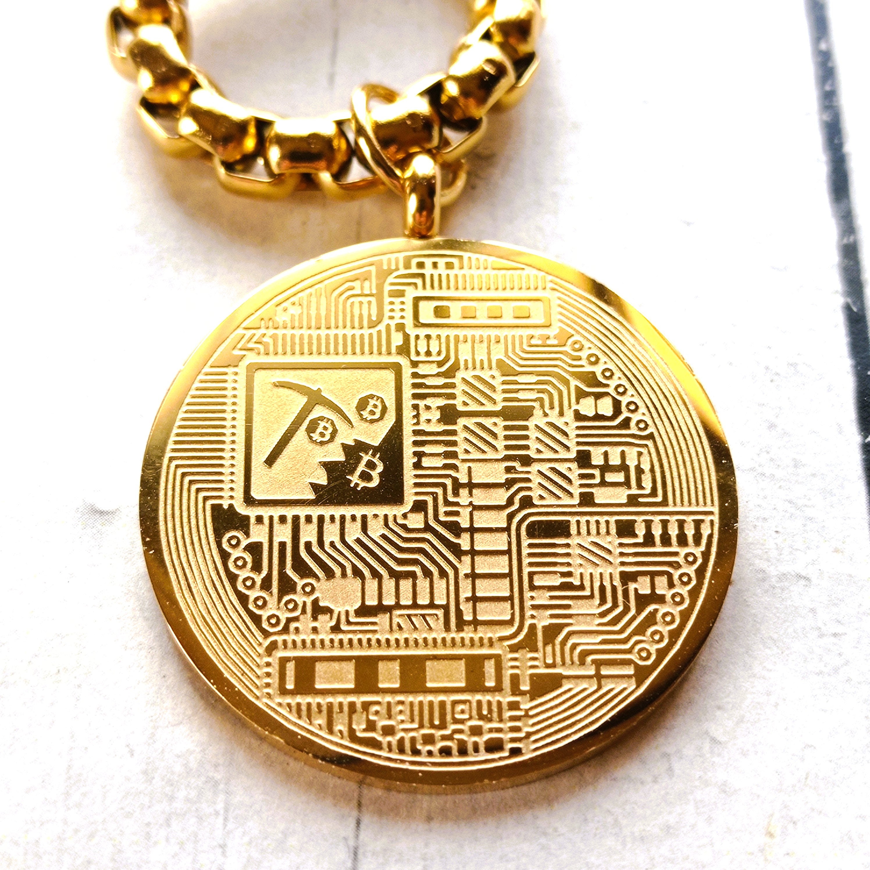 金色の超幅広ネックレスにビットコイン シンボルのペンダント。 - Etsy 日本