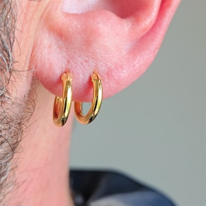 Aros de plata de ley bañados en oro de 18 quilates: 14 mm de diámetro y 2,2 mm de grosor.