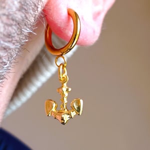 12 mm oorbel met ankerbedel van 929 sterlingzilver met 18k goudlaag · Anker op goudkleurig zand
