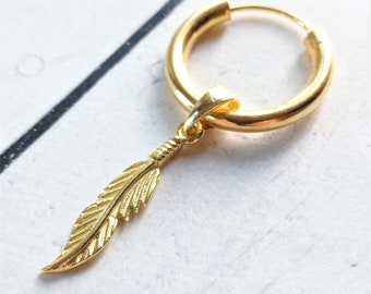 Orecchino a cerchio in argento sterling placcato oro con ciondolo a forma di piuma - Italia