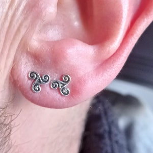 Clou d'oreille symbole celtique triskel en argent · Boucle d'oreille trisquel en argent · Boucle d'oreille protectrice · Boucle d'oreille amulette