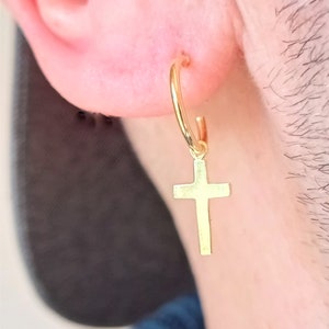 Pendiente de aro cruzado de plata chapada en oro para hombre Huggies cruzados de plata esterlina llenos de oro Cuelga Mini aros cruzados Pendientes delicados para hombre