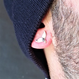 Hai-Finne Ohrstecker aus 925er Sterlingsilber – Minimalistischer Ohrschmuck mit maritimem Flair