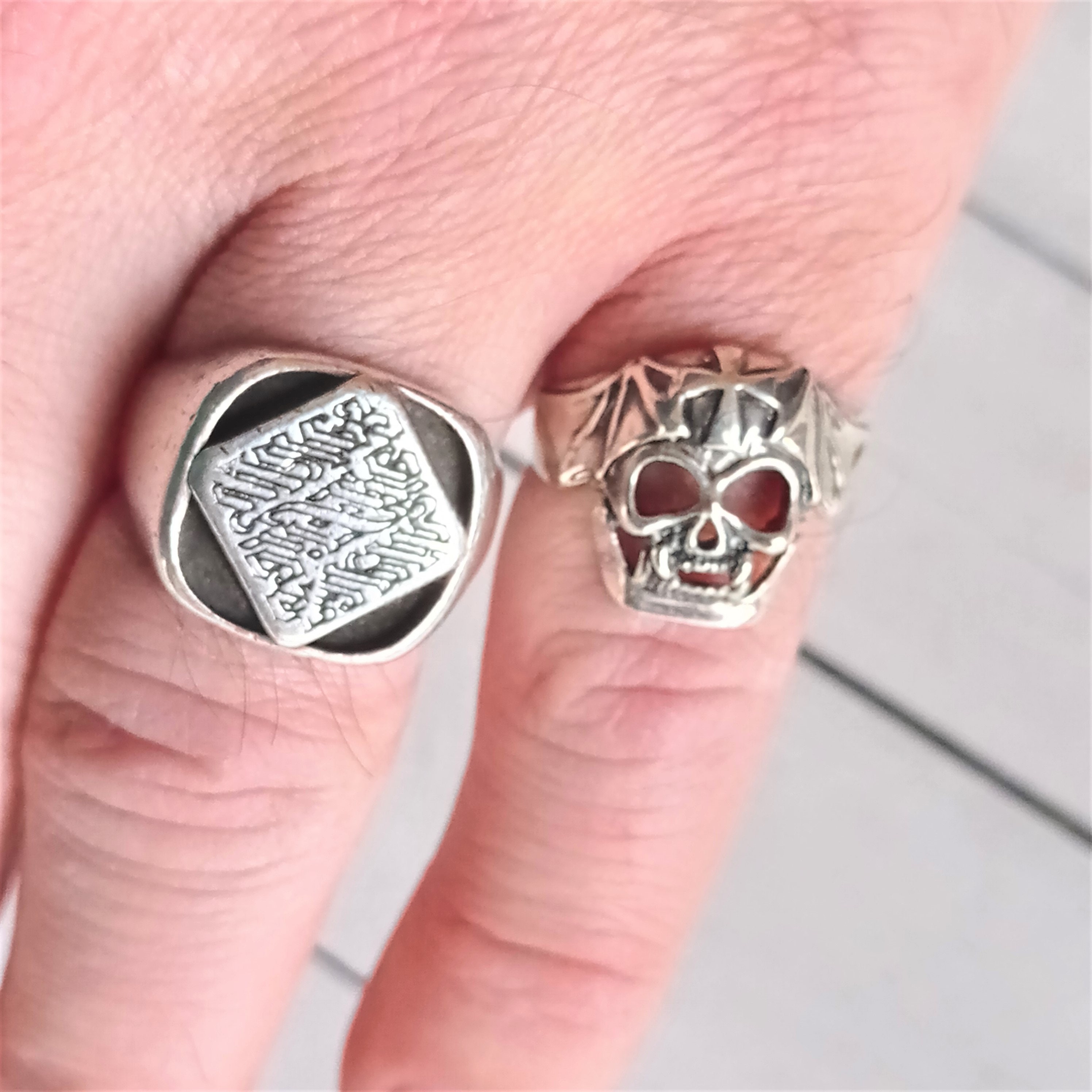 Anello Biker Teschio Con Cappuccio | Deluxe Argento | Bulloni A Croce | Unisex #BR57
