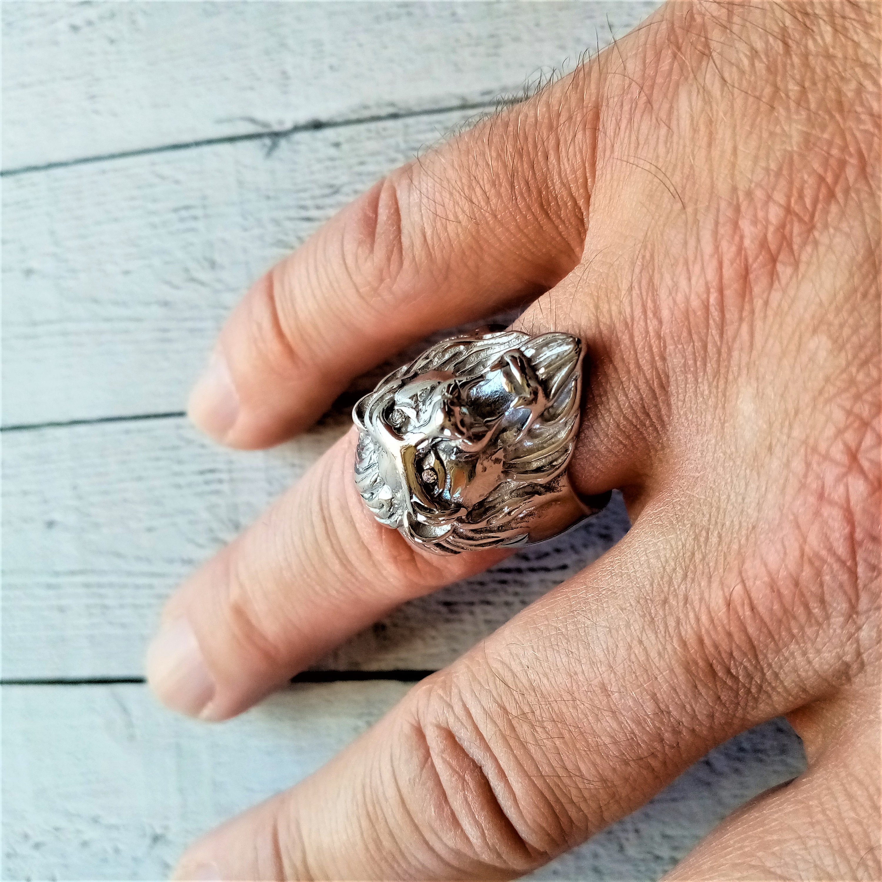 Rylos Anello Testa di Leone con Diamante Autentico in Bocca e rubini Naturali negli Occhi placcati in Oro Giallo su Argento .925