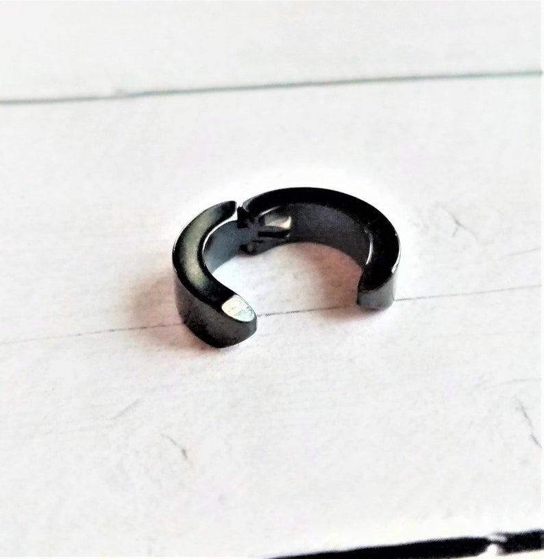 No Piercing Ear Cuff Black Color Cartilage EarCuff Black Titanium Conch earring Single ( 1 Earring)