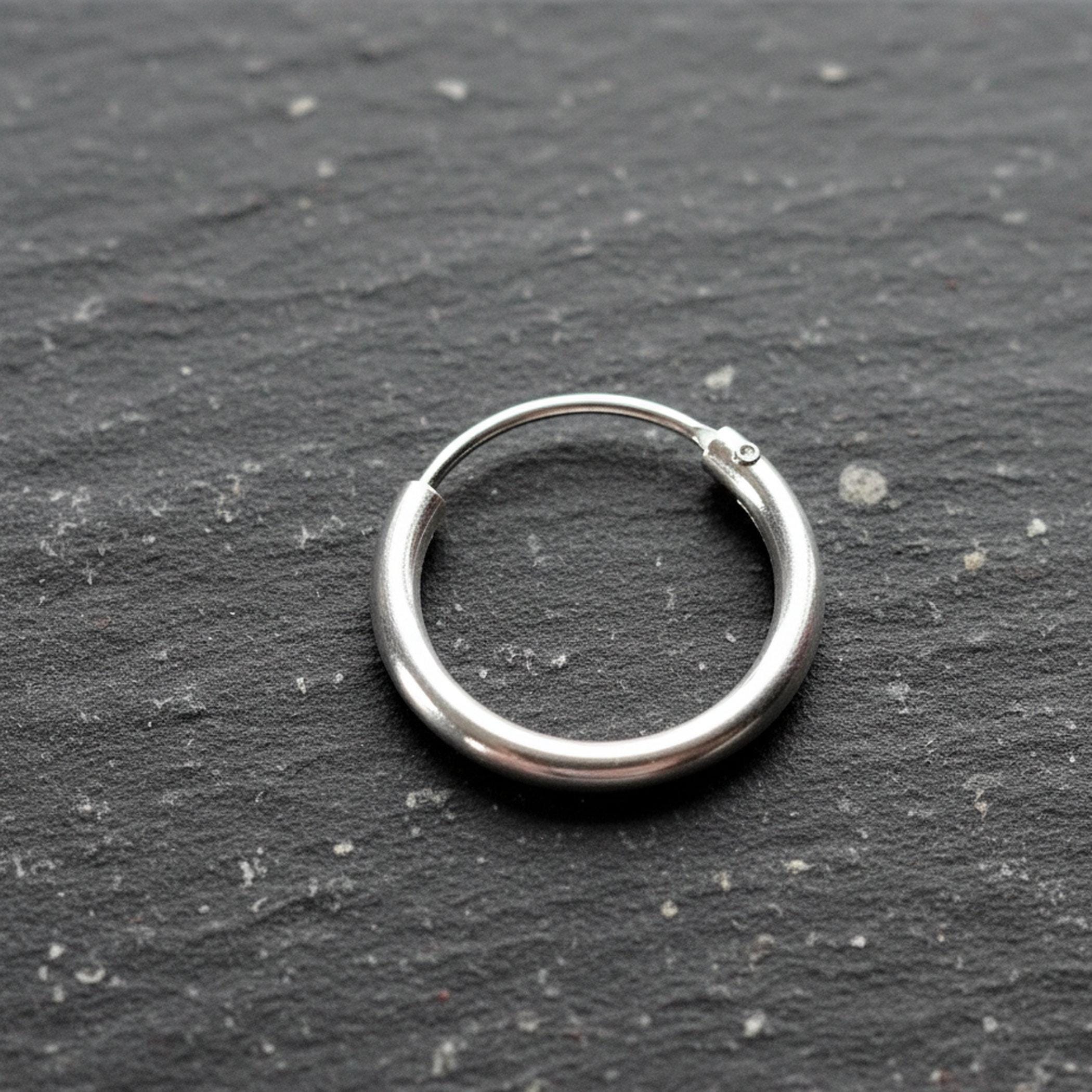 Orecchini a cerchio in argento Sterling – Dimensioni: 18 mm x 1,2 mm (dimensioni della moneta da 5 p). Confezione regalo