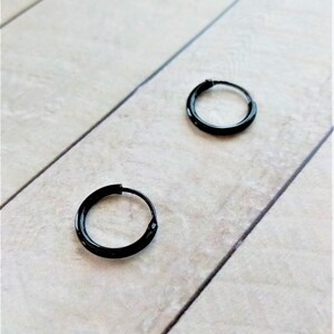 Brincos de argola pretos de aço inoxidável 14 mm, perfil redondo, clicker, aros huggie para homens, brincos para dormir, estilo legal