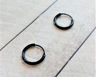 Pendientes de aro negros de acero inoxidable de 14 mm, aros Huggie de perfil redondo con clic para hombres, pendientes para dormir, estilo fresco