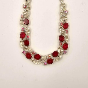 Siamrode grote ovale strass-ketting met Aurora Borealis Chaton-strassteentjes-gesigneerd, grote robijnrode strassteentjes, vintage Lisner