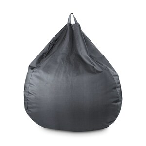 Peut inclure: Un grand pouf gris avec une seule poignée en boucle sur le dessus.