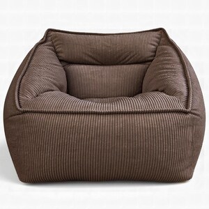 Puede incluir: Un sill&oacute;n bajo de asiento profundo tapizado en tela de pana de color marr&oacute;n oscuro. El sill&oacute;n presenta un respaldo ancho y cuadrado, reposabrazos gruesos y acolchados, y un coj&iacute;n de asiento suave, todo con una textura de canal&eacute; vertical.
