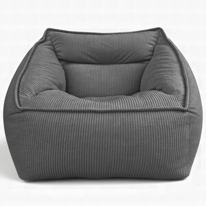Puede incluir: Un sill&oacute;n de color gris oscuro con una textura de tela de pana suave y afelpada. El sill&oacute;n presenta una silueta redondeada de perfil bajo con un asiento profundo, laterales gruesos y acolchados, y un respaldo ancho con patr&oacute;n acanalado.