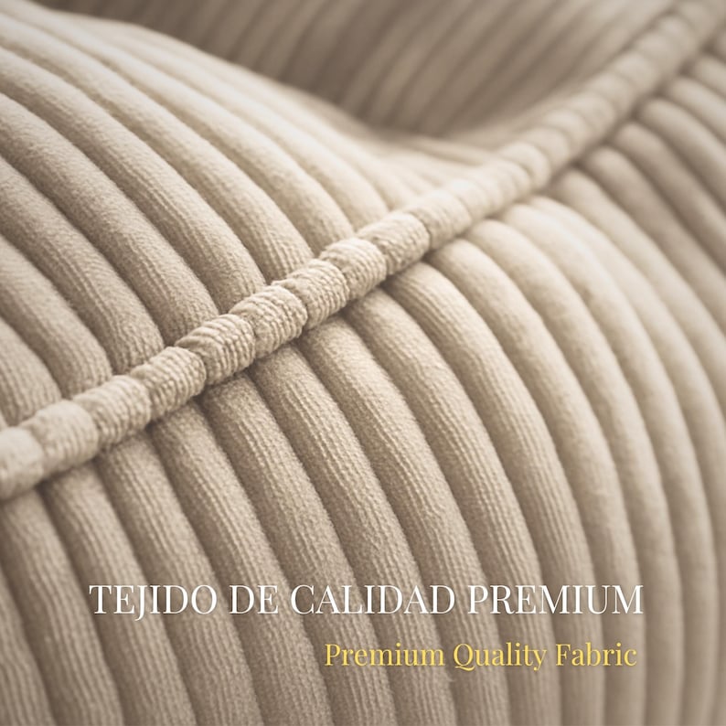 Puede incluir: Una tela de pana beige con crestas verticales distintivas y una textura suave. La imagen incluye el texto "TEJIDO DE CALIDAD PREMIUM" en blanco y "Premium Quality Fabric" en amarillo, destacando la superficie y la construcci&oacute;n del material.