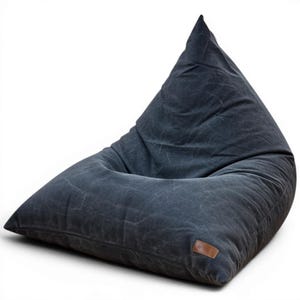 Könnte beinhalten: Ein dunkel anthrazitfarbener Sitzsack mit einer dreieckigen, spitz zulaufenden Silhouette. Der Stoff weist eine abgenutzte, verwitterte Textur auf. Ein kleiner, rechteckiger brauner Lederimitat-Aufnäher ist an der unteren vorderen Ecke angebracht.