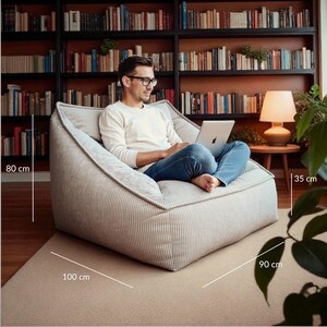 Puede incluir: Un sill&oacute;n tipo puf de color gris claro con rayas finas y respaldo estructurado. La silla mide 80 cm de alto, 100 cm de ancho y 90 cm de profundidad, con una altura de asiento de 35 cm. La tela presenta un patr&oacute;n de rayas verticales.