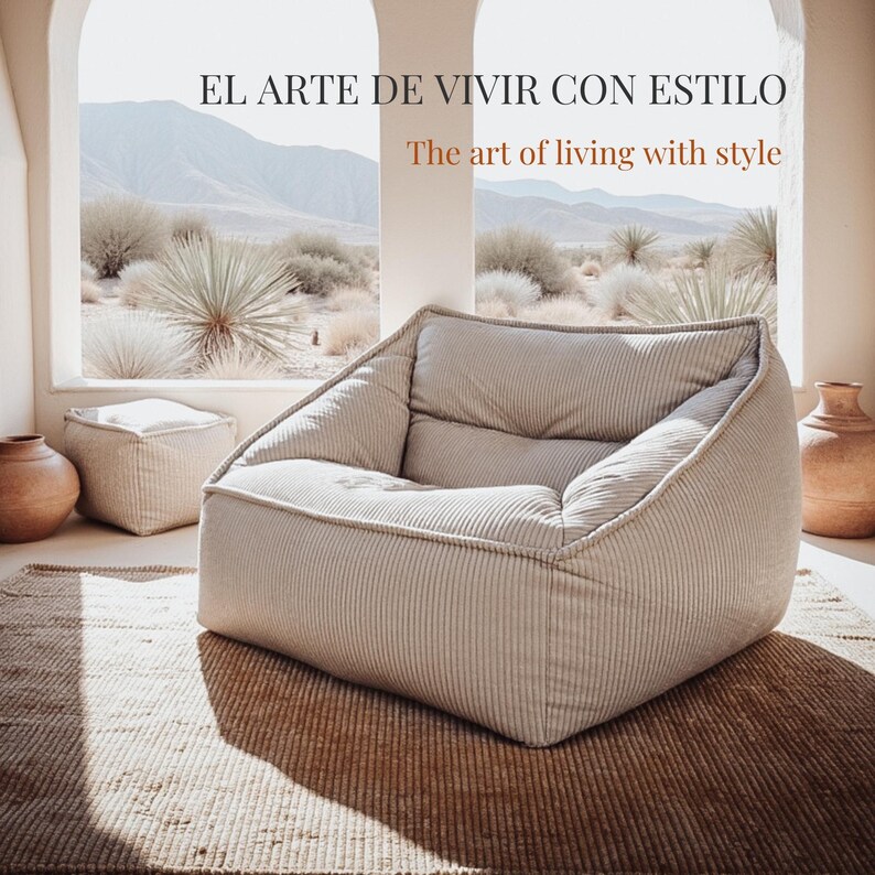 Puede incluir: Un sill&oacute;n lounge beige con textura de pana y una silueta cuadrada de perfil bajo. El texto "EL ARTE DE VIVIR CON ESTILO" y "The art of living with style" aparece sobre el sill&oacute;n en una habitaci&oacute;n luminosa con ventanas arqueadas.