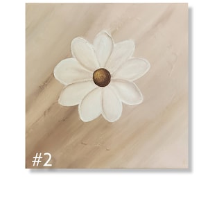Könnte beinhalten: Quadratische Leinwandmalerei mit einer großen weißen Gänseblume mit braunem Zentrum. Die Blume ist auf einem beigefarbenen Hintergrund mit sichtbaren Pinselstrichen zentriert. Die Nummer "#2" befindet sich unten links.