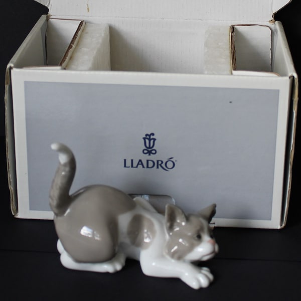 Vintage Lladro cat, 1981 Attentive cat figurine, Model 05112, Lovely Porcelain sculpture, Cute collectable cat sculpture