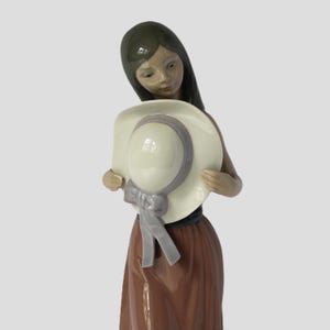 Vintage Lladro Figurine &quot;Bashful Girl with Straw Hat&quot; No. 5007 – Retired 1997 – Porcelain Lady Sculpture – Made in Spain – 1970s, Great gift