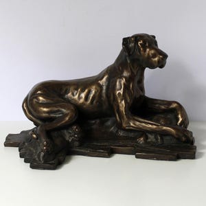 Vintage resin Pointer dog, Cold cast bronze dog sculpture, Bronze effect lying Pointer figurine, Small chip underneath