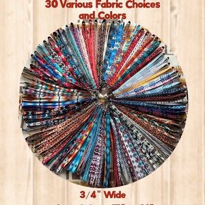 Könnte beinhalten: Eine Sammlung von 30 bunten Stoffbändern mit verschiedenen Mustern. Die Bänder sind 1,9 cm breit und haben eine Länge von 43 bis 53 cm, je nach Stoffdesign. Lanyards