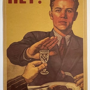 Può includere: Un manifesto di propaganda sovietica vintage con la parola "HET!" in lettere rosse. Un uomo in abito è mostrato mentre rifiuta un bicchiere di alcol, con il testo "HET!" che significa "No!" in russo.