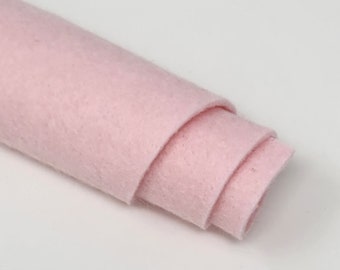 Könnte beinhalten: Eine Rolle hellrosa Filzstoff. Der Filz ist weich und glatt und perfekt für Bastelarbeiten.