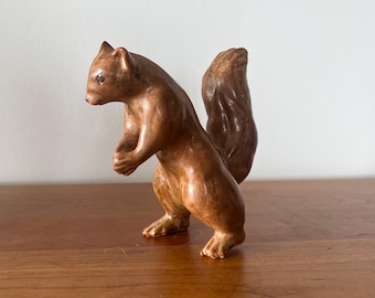 Figurine écureuil à la recherche