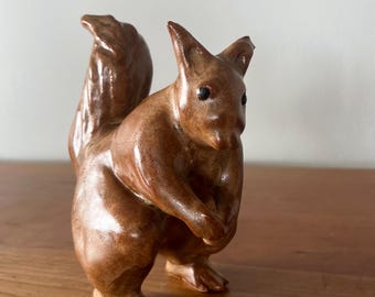 Figurine écureuil accroupi