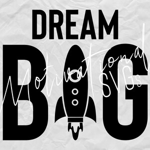 Op de afbeelding: Zwart-wit grafisch ontwerp met de tekst "DREAM BIG" en een raket in het midden. De tekst "Motivational SVGs" is in een kleiner lettertype geschreven.