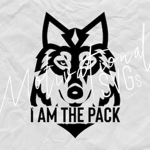 Puede incluir: Silueta en blanco y negro de la cabeza de un lobo con el texto "I AM THE PACK" debajo.