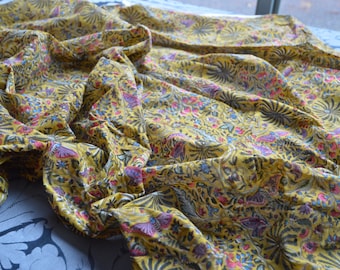 Indyjski druk blokowy wykonany ręcznie. Kolor szafranowy, z motylami i palmami.