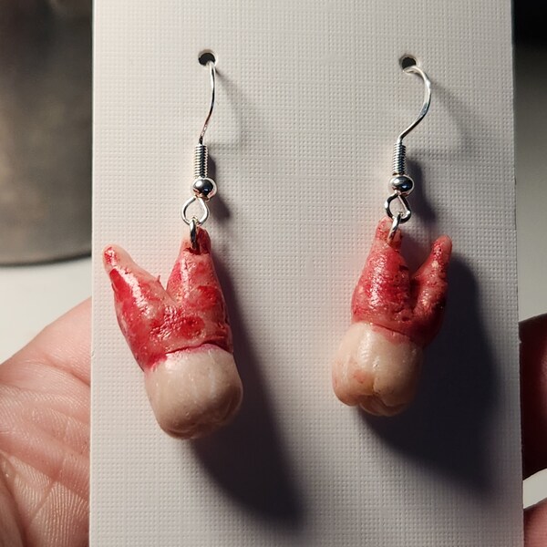 Boucles d'oreilles dents sanglantes