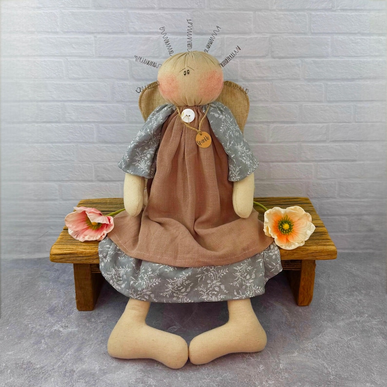 Figura de ángel de tela esculpida: estilo rústico primitivo - Estructura de alambre y tela, decoración original para estantes, regalo artesanal. imagen 1